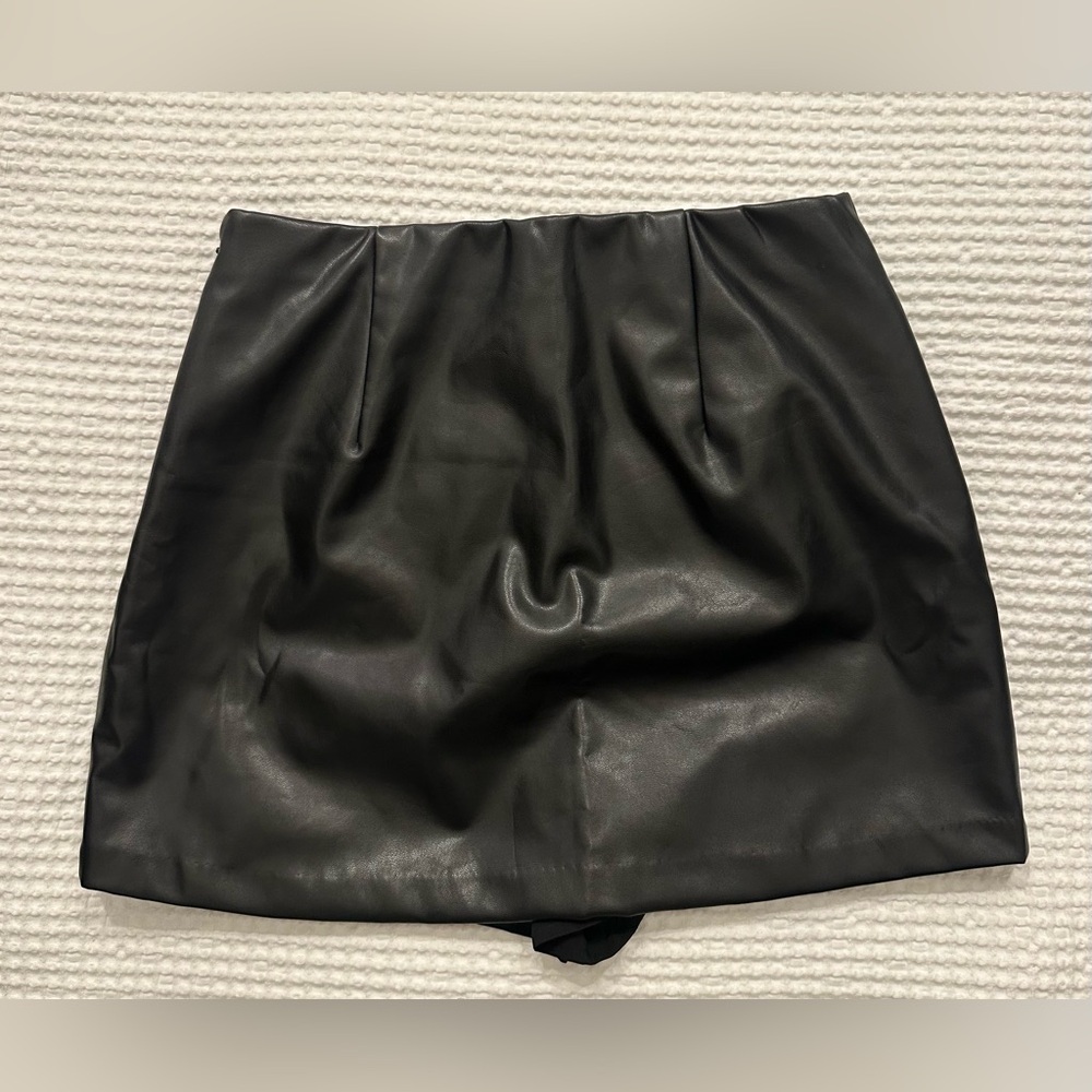 Abercrombie Faux Leather Skort – Tagged L – Approx. 28.5” Waist – Black